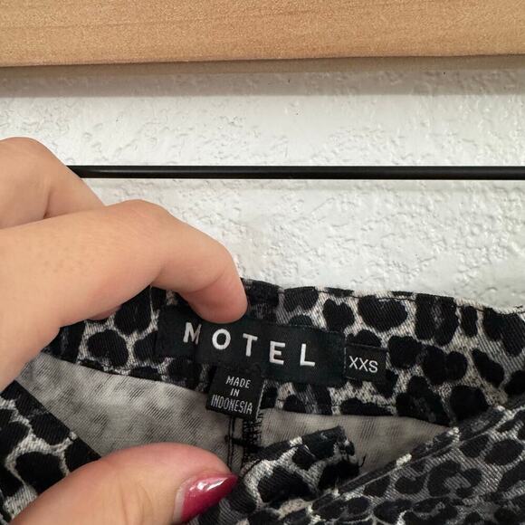 Motel Zoven High Waist Animal Print Flared Leg Trouser Pant Rar Leopard Grey XXS - Picture 15 of 16